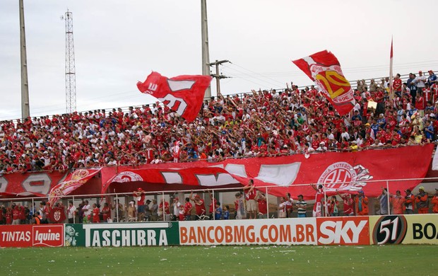 Torcida do América-RN fez a festa no estádio Nazarenão (Foto: Augusto Gomes/GLOBOESPORTE.COM)