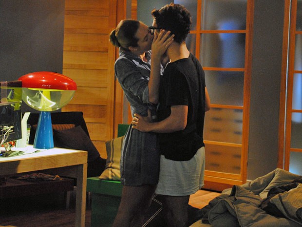 Como recompensa, ela dá um beijão no nerd  (Foto: Malhação / TV Globo)