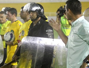 Álvaro Miguéis, técnico do Galvez, reclama da arbitragem (Foto: João Paulo Maia)