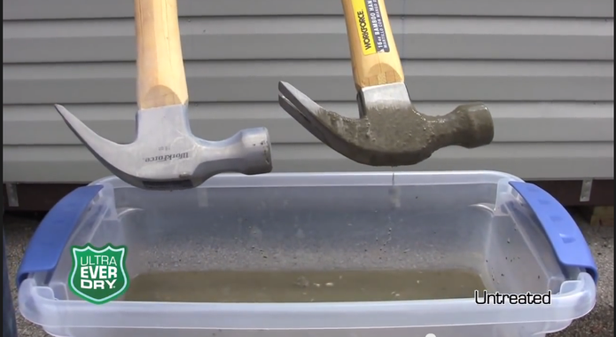 Material não permite que concreto fique grudado no martelo (Foto: Reprodução/YouTube) Material não permite que concreto fique grudado no martelo (Foto: Reprodução/YouTube)