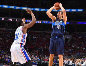 Nowitzki faz o arremesso na vitória sobre o Philadelphia 76ers (Foto: Twitter/NBA) Nowitzki faz o arremesso na vitória sobre o Philadelphia 76ers (Foto: Twitter/NBA)