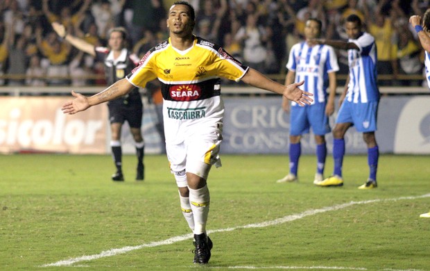 Zé Roberto comemora gol do Criciúma contra o Avaí (Foto: Fernando Ribeiro / Futura Press)