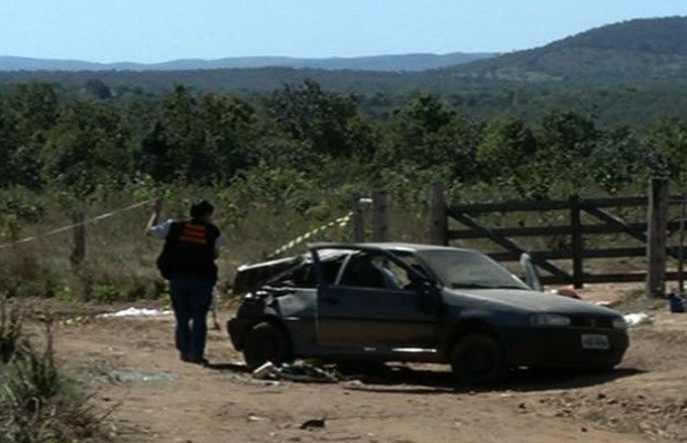 Mulher é arremessada de carro e morre após acidente na GO-164, em Goiás 2 (Foto: Reprodução/TV Anhanguera)