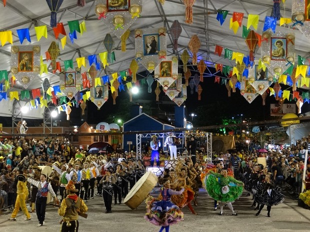 Quadrilha Asa Branca de Atalaia, de Alagoas, em apresentação na festa junina de Caruaru, Pernambuco (Foto: André Hilton/ TV Asa Branca)