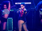 Anitta usa figurino sexy e sensualiza em apresentação em São Paulo