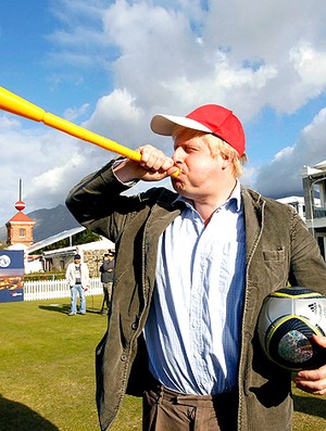 prefeito de londres Boris Johnson com a bola da copa vuvuzela (Foto: agência Reuters)