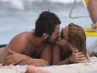 Paloma Duarte e Bruno Ferrari trocam beijos em praia do Rio