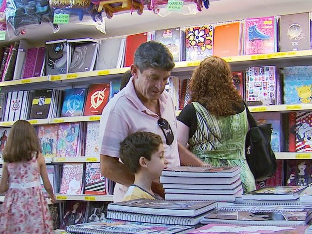 Pais deram dicas para economizar na compra de material escolar (Foto: Reprodução EPTV) Pais deram dicas para economizar na compra de material escolar (Foto: Reprodução EPTV)
