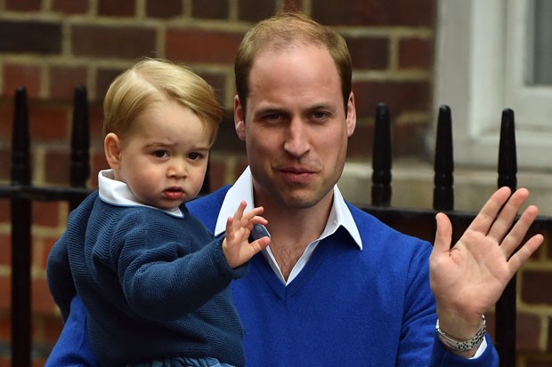 Os príncipes William e George acenam para os fotógrafos após chegarem ao hospital onde Kate Middleton teve sua segunda filha neste sábado (Foto: BEN STANSALL / AFP)