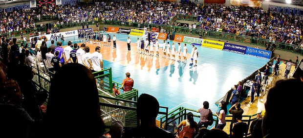 torcida do Cruzeiro na partida de võlei contra o Minas (Foto: Washington Alves / Vipcomm)