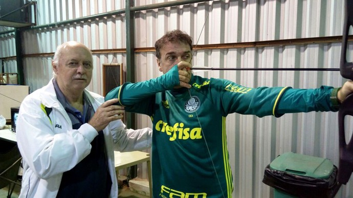 Cuca tiro com arco Palmeiras (Foto: Divulgação / Palmeiras) Cuca tiro com arco Palmeiras (Foto: Divulgação / Palmeiras)
