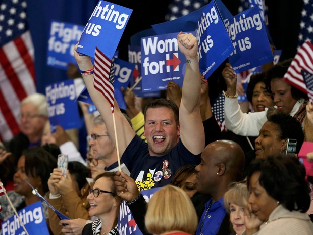Apoiadores de Hillary Clinton comemoram sua vitória nas primárias da Carolina do Sul, em Columbia, na noite de sábado (27) (Foto: Reuters/Randall Hill)