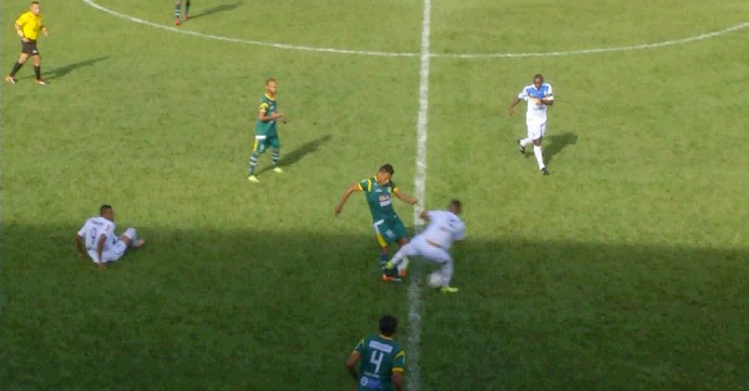 Jogador quebra a perna  (Foto: Reprodução/TV Anhanguera)