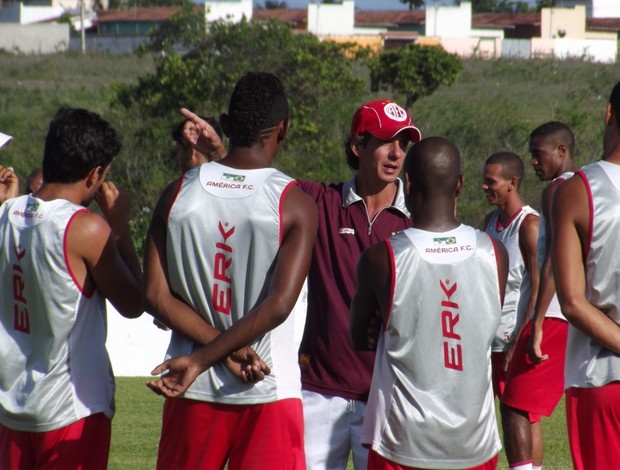 Técnico Alexandre Irineu conversa com jogadores do América-RN (Foto: Tiago Menezes)