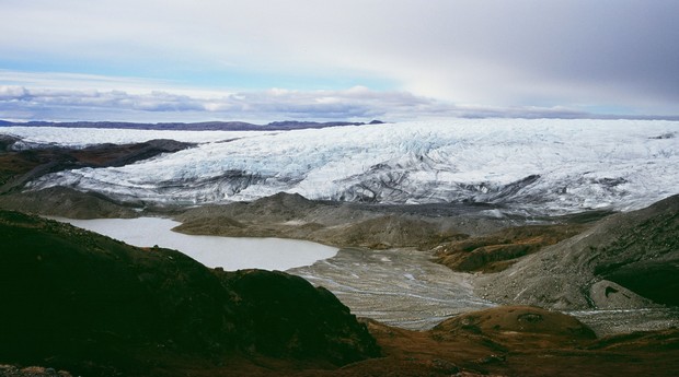 Derretimento das geleiras, possivelmente causado pelas mudanças climáticas, atrai turistas para a Groenlândia (Foto: Uriel Sinai/Getty Images)