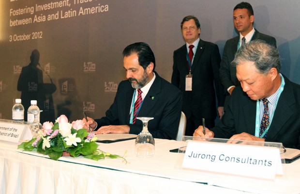 O governador do Distrito Federal, Agnelo Queiroz, em cerimônia de assinatura do contrato com a Jurong Consultants (Foto: Roberto Barroso / Agência Brasília)