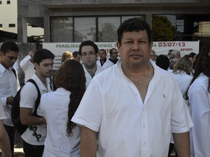 Médico colombiano William Camillo Barrera, 62 anos, é contra a vinda de médicos estrangeiros (Foto: Abinoan Santiago/G1)