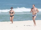 Carla Marins e o marido exibem corpos sarados em corrida na praia