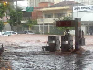 Enchente tomou conta da Avenida Santos Dumont em Uberaba, MG. (Foto: VC no G1/ Cristiano Ricardo Silva)