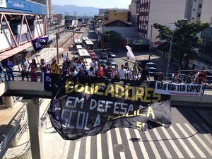 Professores em greve protestam durante inauguração da Transcarioca, no Subúrbio do Rio (Foto: Marcelo Elizardo/G1)