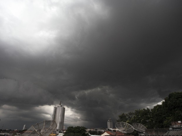 Nuvens escuras encobrem o céu da zona leste, visto a partir do bairro da Mooca, na cidade de São Paulo, na tarde desta terça-feira (08). (Foto: Migue Schincariol/Estadão Conteúdo)