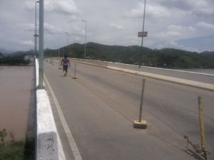 Pedestres e ciclistas precisam passar por outra ponte e usam mesmo espaço que veículos (Foto: Internauta)