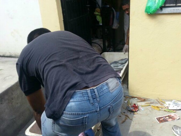 mãe e filhas foram encontradas mortas dentro do quarto em que moravam, na Zona Norte de Manaus (Foto: Dan Oliveira/Reprodução Rádio Amazonas FM) mãe e filhas foram encontradas mortas dentro do quarto em que moravam, na Zona Norte de Manaus (Foto: Dan Oliveira/Reprodução Rádio Amazonas FM)
