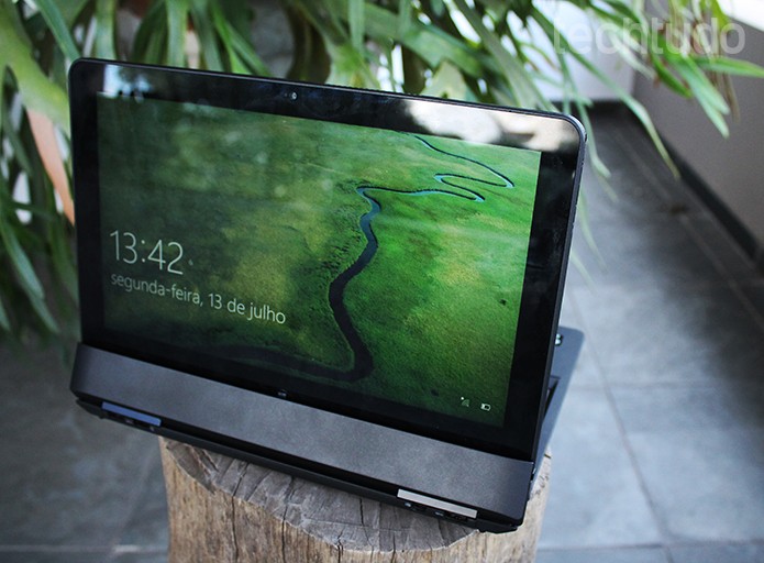 O tablet pode ser acoplado de formas menos ortodoxas (Foto: Leonardo Ávila/TechTudo) O tablet pode ser acoplado de formas menos ortodoxas (Foto: Leonardo Ávila/TechTudo)