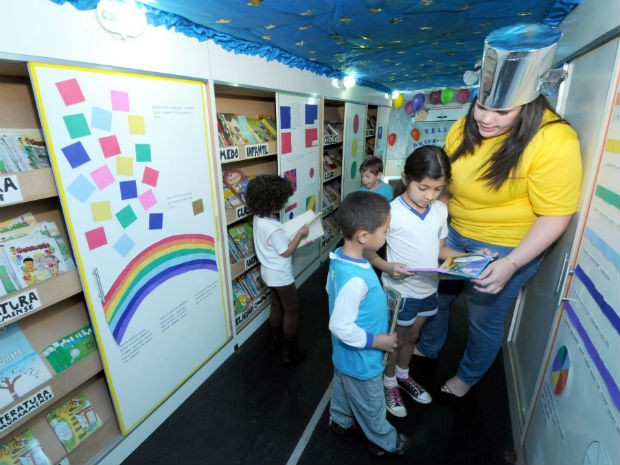 Estudantes de escolas municipais participam de atividades da Biblioteca Itinerante de Umuarama  (Foto: Divulgação/Prefeitura de Umuarama)