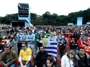 Centenas de torcedores do Uruguai assistem ao jogo na Fifa Fan Fest de Curitiba (Foto: Euricles Macedo)
