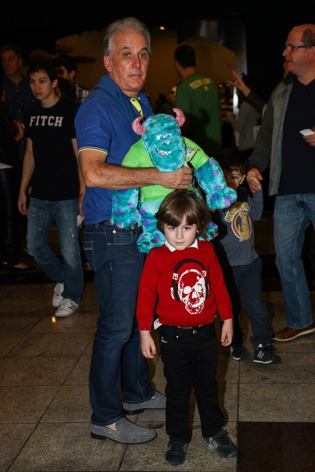 Otavio Mesquita com o filho Pietro (Foto: Manuela Scarpa/Foto Rio News)