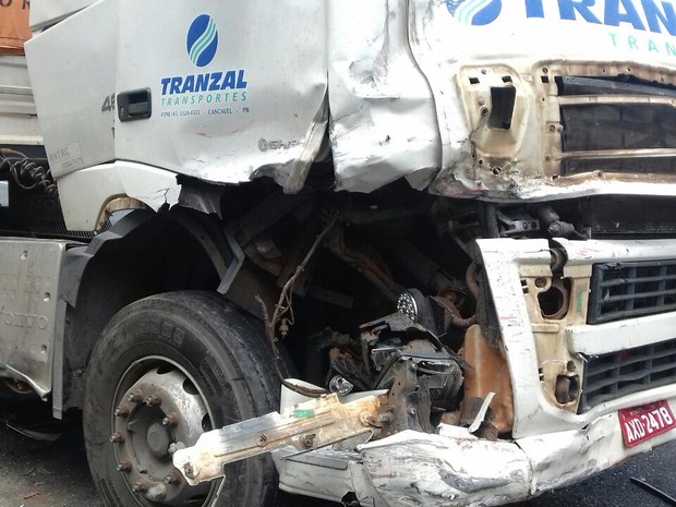 Motoristas dos caminhões não se feriram (Foto: Divulgação/PRF)