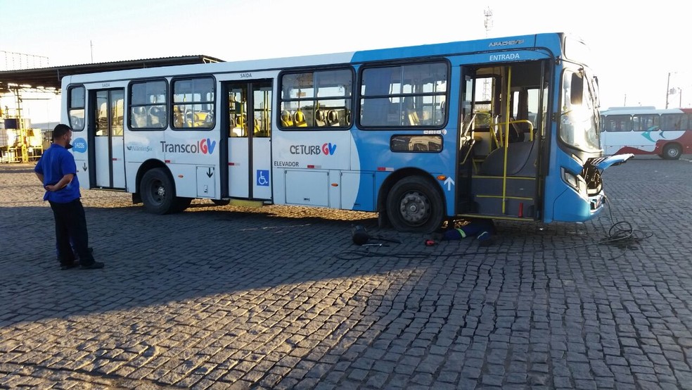 Ônibus teve o pneu furado na garagem da empresa na Serra (Foto: Fabrício Christ/ TV Gazeta)