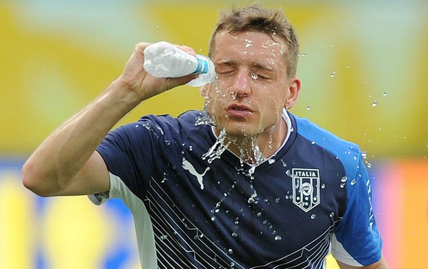 Copa das Confederações Calor - Giaccherini treino itália se hidrata (Foto: EFE)