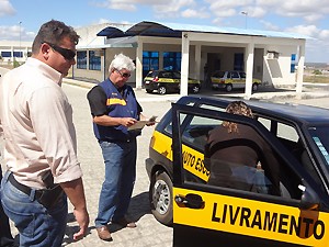 Corregedor do Detran-PB inspeciona carros de autoescolas e encontra irregularidades (Foto: João Paulo Medeiros/TV Paraíba)