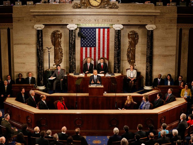 Tendo ao fundo o vice-presidente Joe Biden (esquerda) e o presidente do Congresso, Paul Ryan, o presidente dos EUA, Barack Obama, faz o discurso do Estado da União, em Washington, na terça (12) (Foto: Reuters/Jim Bourg)