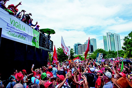 MILITÂNCIA  40 mil pessoas passaram por parque às margens do Lago Guaíba para acompanhar o julgamento de Lula em Porto Alegre (Foto:  Arthur Kolbetz)