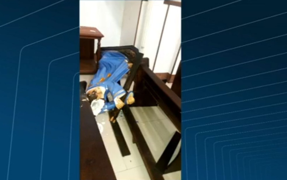 Santos são depredados em igreja do Rio (Foto: Reprodução / TV Globo)