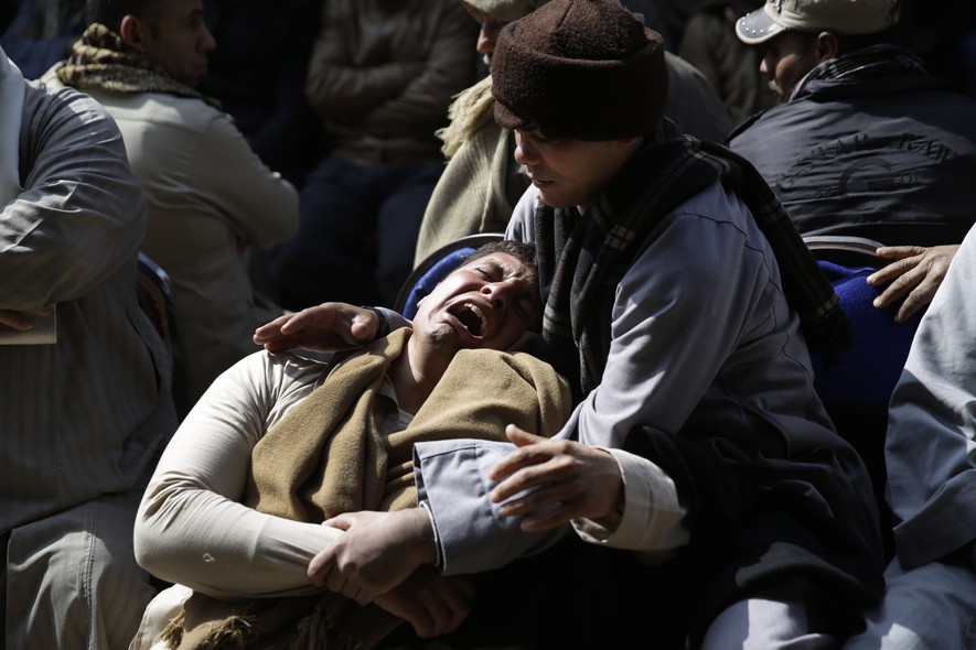 No vilarejo de el-Aour, a sul de Cairo, egípcios lamentam a morte de 21 cristãos que eram reféns do Estado Islâmico