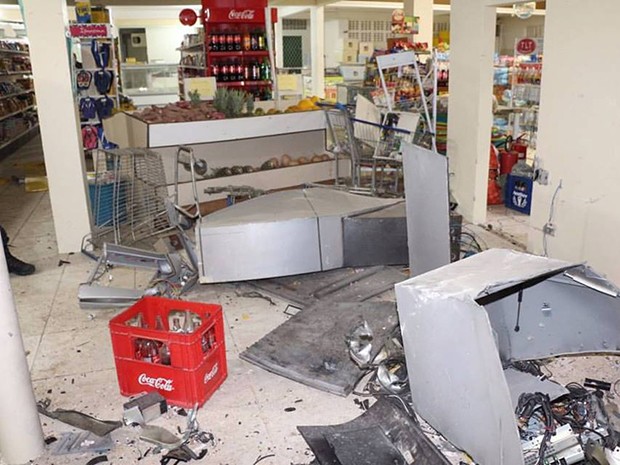 Supermercado também foi alvo dos bandisdos em Tibau (Foto: Marcelino Neto/O Câmera)
