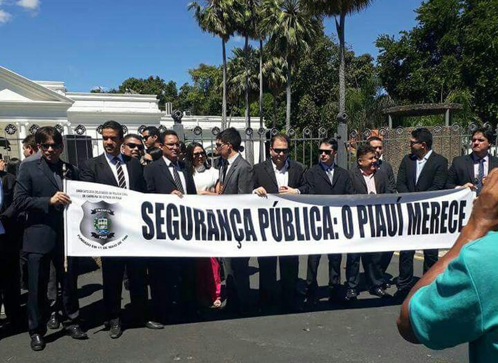 Delegados fizeram ato contra a situaÃ§Ã£o em que se encontram (Foto: DivulgaÃ§Ã£o/Sindepol)