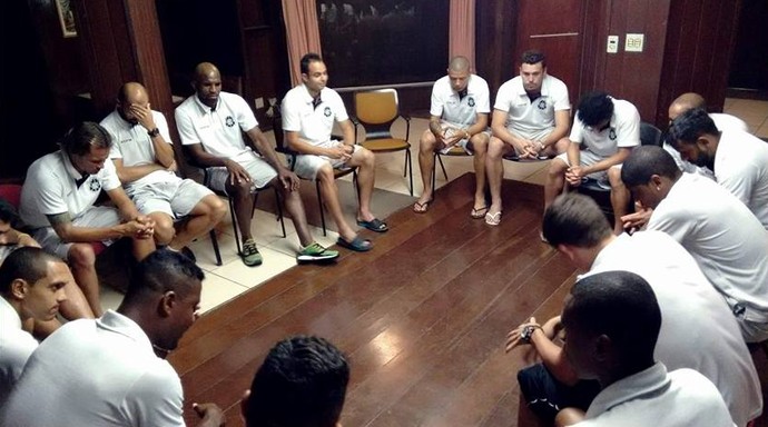 No hotel, jogadores do Rio Branco-ES fazem grupo de oração e estudo da Bíblia (Foto: Paulo Vinícius Pereira)