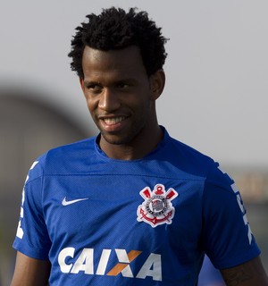 Gil inverte posição e vê Anderson Martins à vontade no Corinthians