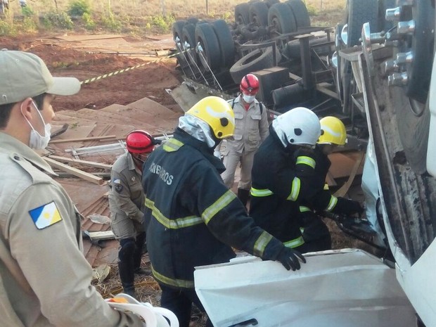 Bombeiros precisaram de duas horas para retirar motorista preso às ferragens (Foto: Divulgação/Bombeiros)