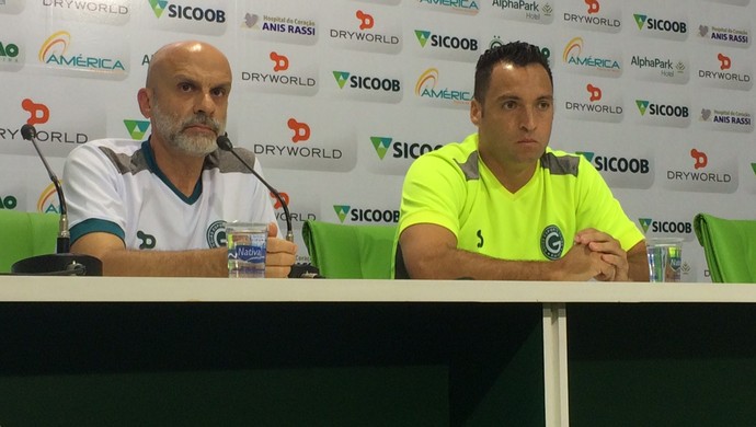 Mauro Machado, médico do Goiás, e Daniel Carvalho concedem entrevista e falam sobre nova lesão do jogador (Foto: Fernando Vasconcelos / GloboEsporte.com)