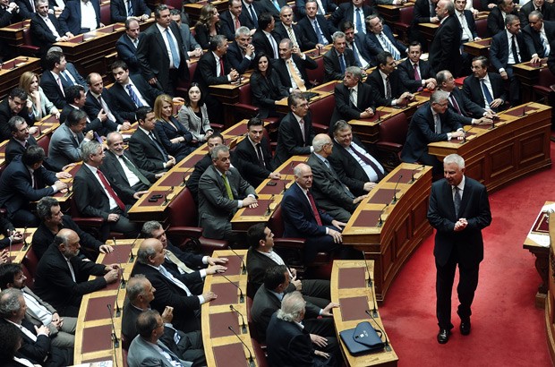 O premiê interino da Grécia, Panayotis Pikramenos, diante do Parlamento nesta quinta-feira (17) em Atenas (Foto: AFP)