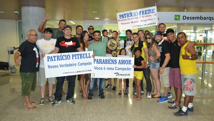 Patrício Pitbull é recebido com festa em aeroporto de Natal (Foto: Jocaff Souza/GloboEsporte.com)