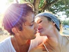 Candice Swanepoel se declara em português para o noivo brasileiro
