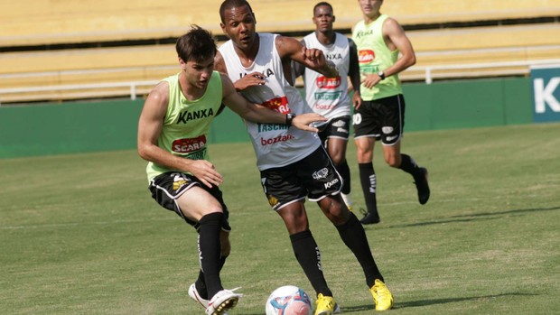 Volante  Everton Luiz tenta roubar a bola de meia André Gava, em treino do Criciúma (Foto: Fernando Ribeiro / Criciúma EC)