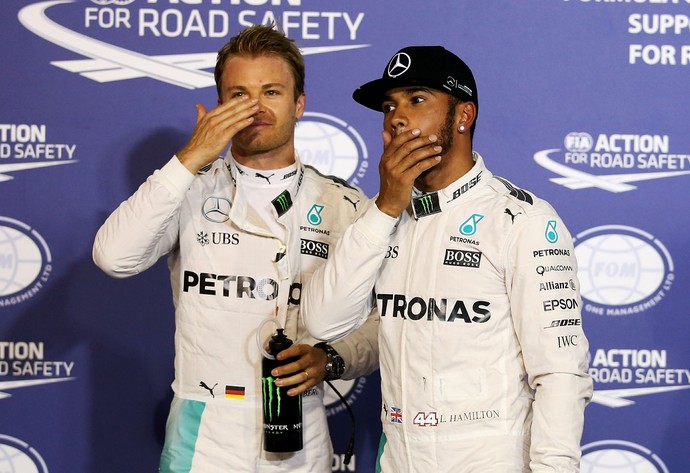 Lewis Hamilton e Nico Rosberg após o treino classificatório no Bahrein (Foto: Getty Images)